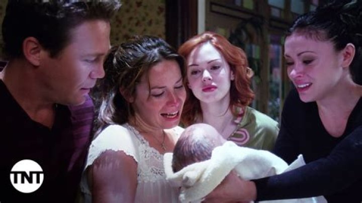 What episode does Piper give birth to Chris?